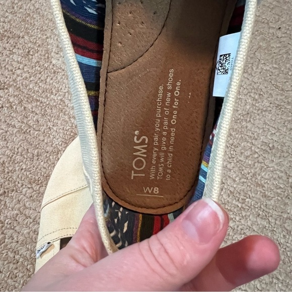 Women’s light yellow like new toms slip on shoes size 8 - Picture 4 of 6